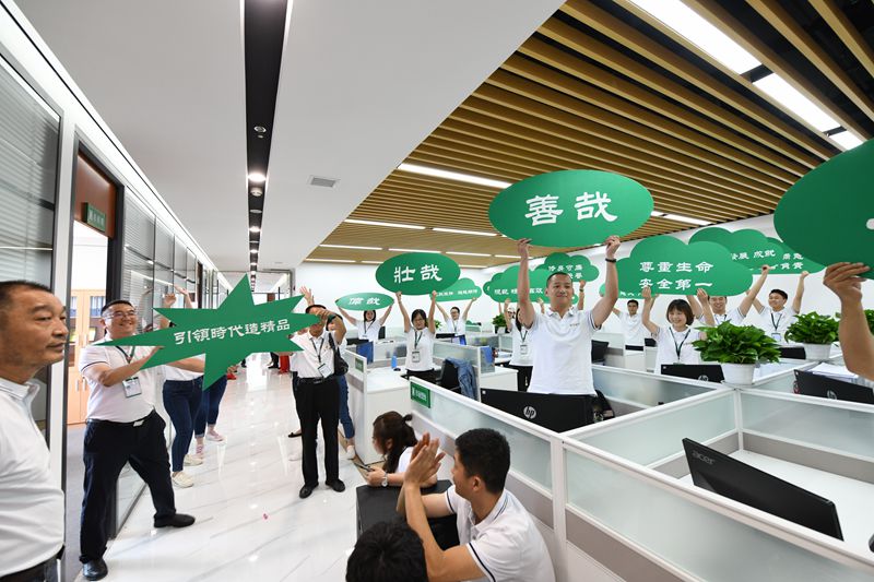 第十二工程公司唱跳、手舉寫有企業(yè)文化標語的KT板_副本