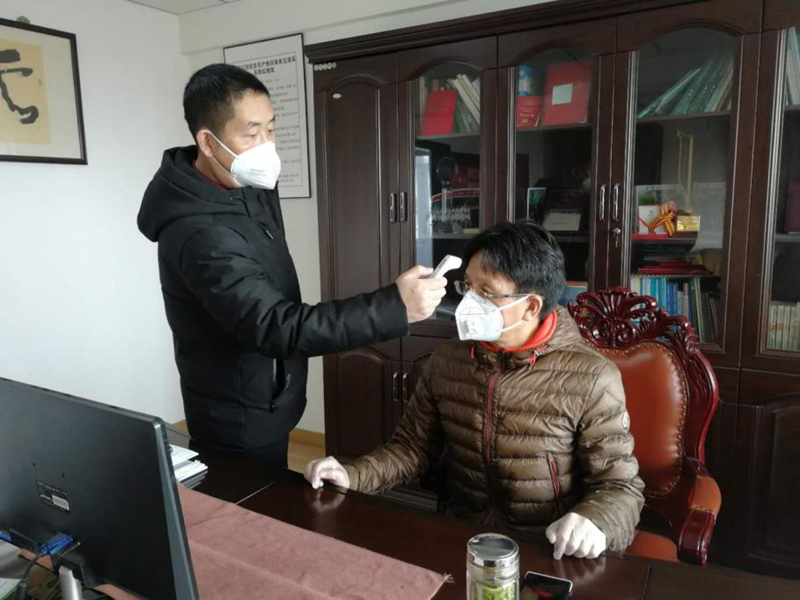 對(duì)返崗職工逐一例行檢測(cè)體溫并登記