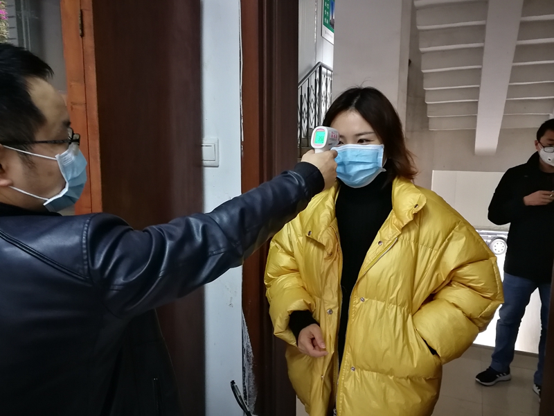 為員工測(cè)量體溫_副本